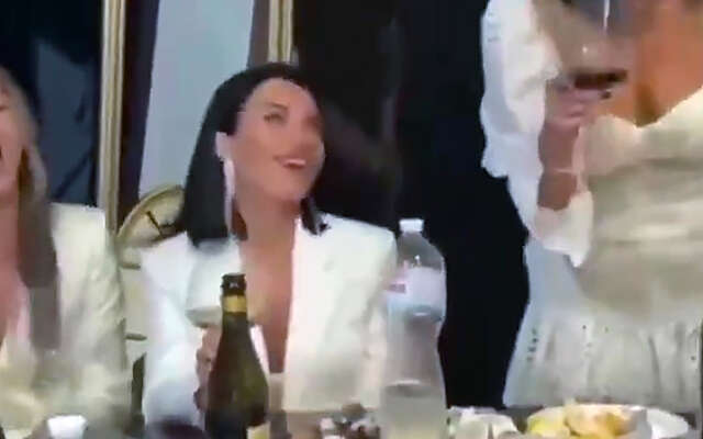 Weet er iemand die gebarentaal kent wat ze zegt?