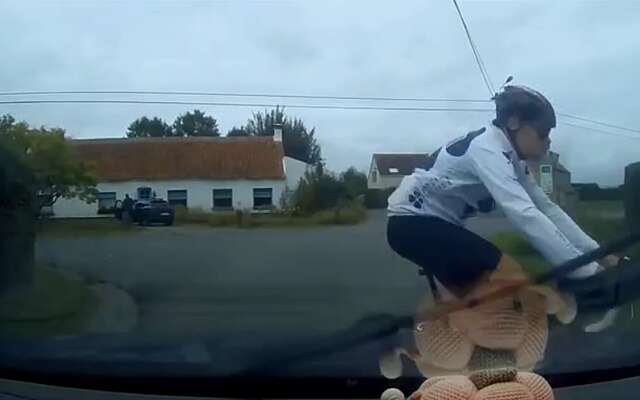 Wielrenner moet auto ontwijken en belandt ondersteboven in de berm