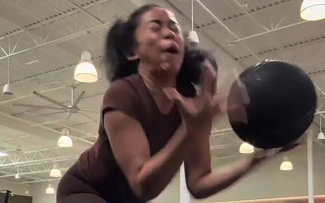 Lekker, zo'n medicine ball tegen je giechel