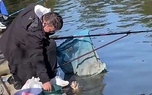 Visser begrijpt niet goed hoe hij moet vissen