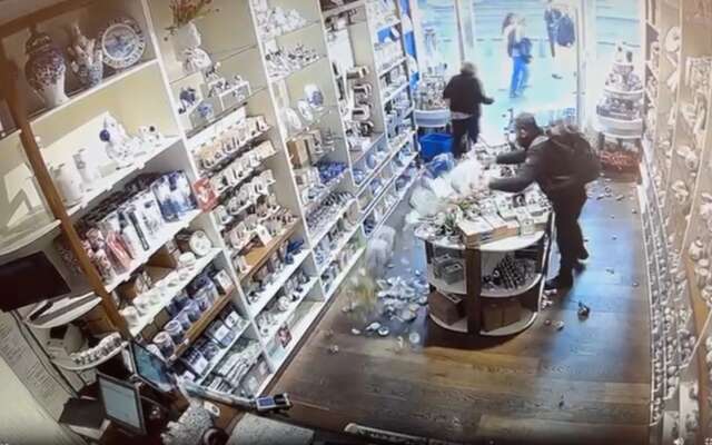 Nieuwe beelden van verwarde Albert Heijn-sloper opgedoken in Amsterdam