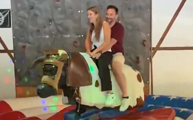 Een ritje op een mechanische stier is een topidee voor een eerste date