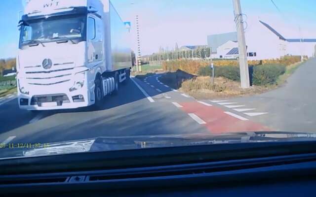 Professionele chauffeur heeft haast en beukt 'm er lekker voor langs