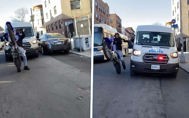 Altijd verstand: een wheelie maken voor een politieauto