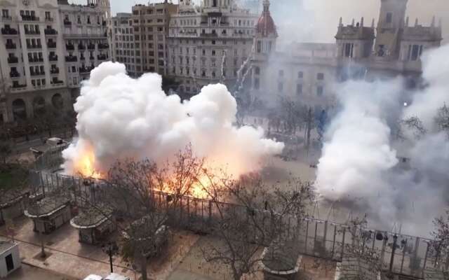 Bizarre vuurwerkshow in Valencia lijkt op start van Derde Wereldoorlog