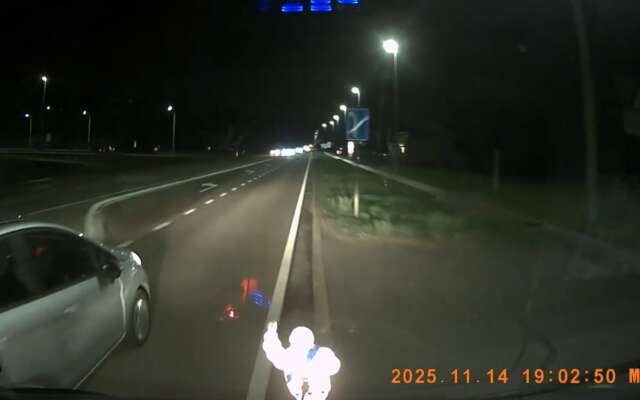 Bestelwagenchauffeur is klaar met bloedirritante automobilist en neemt wraak