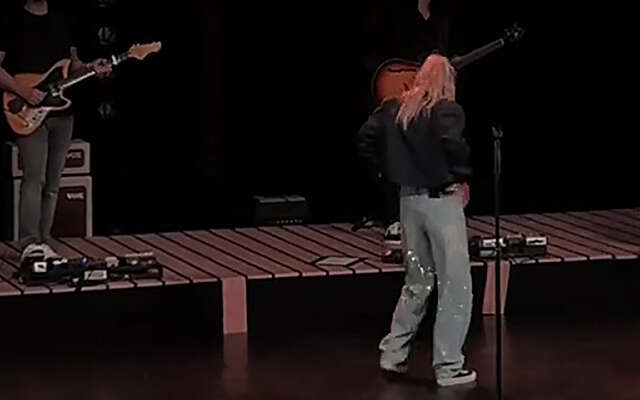 Miss Montreal staakt optreden om bodystocking uit d'r foef te halen