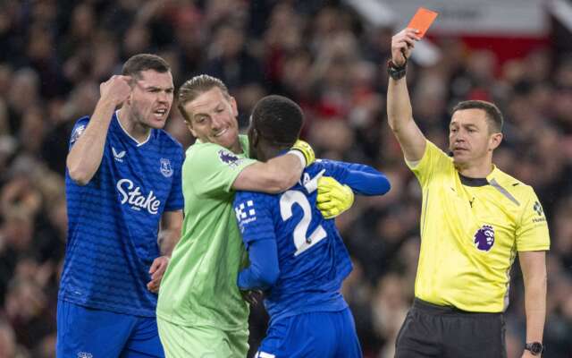 Bizar: Everton-middenvelder beukt eigen ploeggenoot en krijgt rood