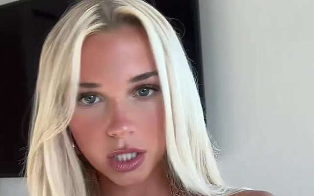 Wat denkt je: is ze meer van het badpak of kiest ze eerder voor een bikini?