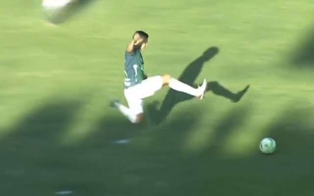 Verdediger sloopt oud-teamgenoten met schandalige kungfu-tackle