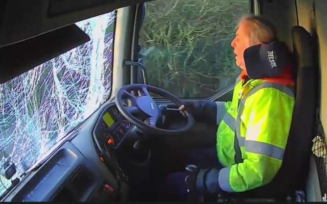 Laagstaande zon en beslagen voorruit zorgen voor harde kettingbotsing