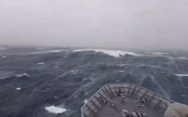 Oorlogsschip ontmoet monstergolf des doods bij Antarctica