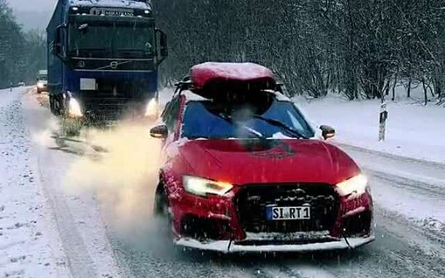 Audi RS3 helpt vrachtwagen een handje in de sneeuw